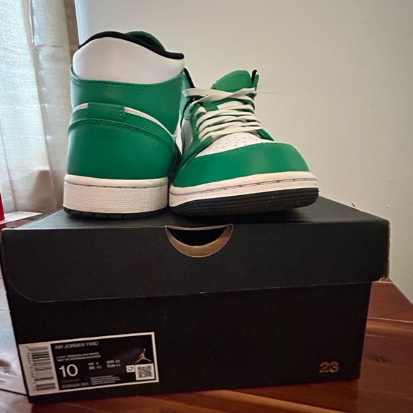 Nikes - Picture 6 of 10